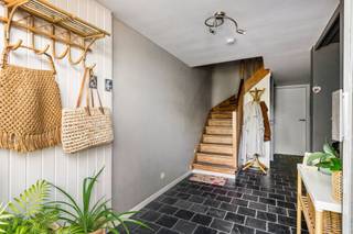 <p><span>Op zoek naar een ruime gezinswoning met een praktische indeling en mogelijkheden om ze volledig naar eigen smaak in te richten? Deze woning combineert een aangename woonoppervlakte met een garage, terras en tuin en is gelegen in een rustige, kindvriendelijke omgeving.</span></p><p><span>Via de inkomhal komen we binnen in de woning. Deze biedt toegang tot een bureauruimte/opbergruimte, de garage en een afzonderlijke wasplaats. Dankzij de gevelbreedte van ruim 6 meter beschikt de woning over een aangename ruimtelijkheid.</span></p><p><span>Op de eerste verdieping bevindt zich de lichtrijke leefruimte met aansluitend de keuken. Grote raampartijen zorgen hier voor een aangename natuurlijke lichtinval. Vanuit de leefruimte is er toegang tot het terras, een fijne plek om rustig van de buitenlucht te genieten.</span></p><p><span>De tweede verdieping omvat </span><span>drie volwaardige slaapkamers</span><span> en een badkamer die verder naar eigen smaak kan worden opgefrist en ingericht.</span></p><p><span>Ook buiten heeft deze woning heel wat te bieden. Achteraan bevindt zich een </span><span>aangename tuin</span><span>, waar kinderen naar hartenlust kunnen spelen of waar u heerlijk kunt genieten van het buitenleven.</span></p><p><span>Een interessante woning voor gezinnen die op zoek zijn naar </span><span>ruimte, een praktische indeling, een garage en tuin</span><span>, en die graag de mogelijkheid hebben om de woning verder te moderniseren volgens hun eigen wensen.</span></p>