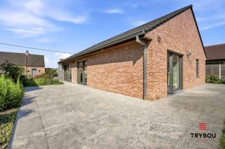 De woning is volledig ingedeeld op het gelijkvloers, wat zorgt voor optimaal wooncomfort. Via de inkomhal bereikt u een lichtrijke en ruime leefruimte die naadloos aansluit op de open keuken. Verder beschikt de woning over twee volwaardige slaapkamers, een badkamer, een apart gastentoilet, een praktische koele berging en een inpandige garage.<br /><br />Op het verdiep bevindt zich een ruime zolder met twee veluxramen. Deze biedt tal van mogelijkheden om extra slaapkamers te creëren, volledig afgestemd op uw wensen.<br /><br />Buiten geniet u van een ruime tuin waar het heerlijk vertoeven is, aangevuld met een praktisch tuinhuis voor extra bergruimte.<br /><br />Ook op technisch vlak heeft deze woning heel wat troeven:<br /><br />- EPC A<br />- Ventilatiesysteem D<br />- Rolluiken aan alle ramen<br />- Verwarmingsketel<br />- Rustige en aangename ligging<br /><br />Kortom, deze alleenstaande woning combineert gelijkvloers wooncomfort met een ruime tuin en een zolder vol potentieel. Ideaal voor wie rustig wil wonen met alle mogelijkheden voor de toekomst.<br /><br />📞 Interesse? Contacteer Thijs, Friedel of Nina:<br />📲 051 57 54 61<br />📧 thijs@grouptrybou.be | friedel@grouptrybou.be | nina@grouptrybou.be