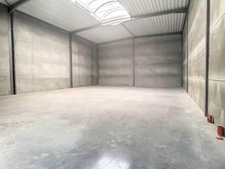 SME unit of approximately 220m² in Beveren-Leie in the Goossens site. The warehouse is located in the vicinity of various access roads (N43) and the motorway (E17). Ideally suited for storage and small crafts.Specifications:- Clear height 6m- Sectional gate- Polyconcrete floor- City water- Gas 2 private parking spaces included.Immediately availableAre you looking for commercial real estate consisting of a warehouse for rent around Waregem? Don't hesitate to contact us on 056 21 11 11.