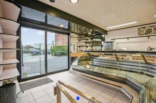 Kloeke alleenstaande woning met handelsruimte waarin jaren een gekende slagerij werd uitgebaat – een unieke opportuniteit in de streek.<br /><br />Dankzij de commerciële ligging vormt dit pand de ideale uitvalsbasis voor jouw handelszaak. De combinatie van wonen en werken onder één dak maakt dit een bijzonder interessant aanbod.<br /><br />Deze eigendom is momenteel ingericht als slagerij maar biedt ook mogelijkheden voor andere doeleinden (viswinkel, bakkerij, traiteur, frituur, broodjeszaak, groenten &amp; fruit, kaaswinkel, kantoor, …).<br /><br /><strong>Indeling:</strong><br />De woning bevat een inkomhal met trap, gastentoilet met vestiaire en bureauruimte. <br />Ruime lichtrijke living met schouw in natuursteen en cassette. Ruime keuken.<br />Op het verdiep 4 slaapkamers, badkamer en zolderruimte.<br /><br />Vanuit de keuken bereik je de slagerij met vooraan de winkel zelf en achteraan het atelier en de werkplaats, diverse koelingen en de dubbele garage met onder meer ruime diepvriescel.<br /><br />Tuin met terras &amp; siervijver.<br />Voor het handelshuis is er voldoende parkeergelegenheid.<br /><br /><strong>Details:</strong><br />- kloeke &amp; polyvalente eigendom met het nodige renovatiewerk<br />- cv op aardgas<br />- aluminium schrijnwerk met enkel glas<br />- boorput<br />- onmiddellijk beschikbaar<br /><br /><strong>Contact:</strong><br />Voor meer informatie of een bezoek, contacteer Stijn op 0491 61 42 19 of info@stijndebusschere.be