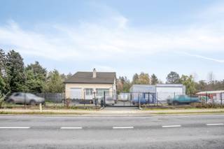 Deze te renoveren woning op een royaal perceel van 18 are 95 ca biedt een aangename groene setting aan de achterzijde van het perceel, terwijl je dankzij de nabijheid van de N136 en N71 geniet van een uitstekende bereikbaarheid richting omliggende gemeenten en belangrijke uitvalswegen. De omgeving biedt bovendien diverse natuur- en recreatiemogelijkheden, met tal van wandel- en fietspaden, bossen, meren en het populaire Zilvermeer in de buurt.<br /><br />Indeling:<br />Bij binnenkomst in de inkomhal krijgen we toegang tot twee slaapkamers, een apart toilet, een te renoveren badkamer, de kelder en de lichtrijke leefruimte met de mogelijkheid om een pelletkachel te plaatsen. Aansluitend bevindt zich de ruime, volledig uitgeruste keuken. Aan de achterzijde van de woning is er een praktische berging met aansluiting voor wasmachine en droogkast.<br />Via de vaste trap in de inkomhal bereiken we de eerste verdieping, waar zich nog drie slaapkamers en een tweede badkamer bevinden.<br /><br />Buitenruimte:<br />Het diepe perceel van bijna 19 are biedt tal van mogelijkheden. Achteraan bevinden zich meerdere garages, terwijl vooraan op het perceel chalets staan die vroeger dienst deden als kantoorruimtes en opslagruimte. Daarachter ligt nog een extra ruimte die in het verleden dienst deed als sauna. Dankzij de grootte en indeling van het perceel kan je achteraan genieten van een groene, meer afgeschermde omgeving.<br /><br />Extra troeven:<br />- Zeer ruim perceel<br />- Veel potentieel voor renovatie of herinrichting<br />- Uitstekende bereikbaarheid<br />- 5 slaapkamers<br />- Verhuurd tot 01/09/2026<br /><br />Renovatieverplichting residentiële gebouwen van toepassing. Meer info: https://energiesparen.be/renovatieverplichting.<br /><br />Voor meer info of een bezoek contacteer ons via info@vastengoed.be of via 014/72 73 74.<br /><br />Wenst u een gratis schatting van uw eigendom? Contacteer ons via 014/72 73 74.