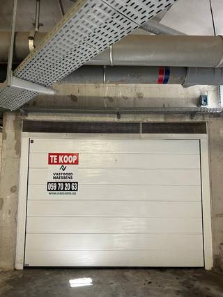 Ce garage fermé est situé au sous-sol de la résidence SOUTH VIEW. Le garage est équipé d'une porte électrique et offre suffisamment d'espace pour...