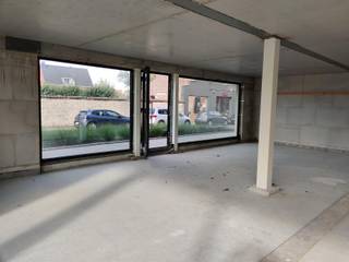 Several commercial spaces for sale with a surface ranging from 126 to 166m2 located in Haren (Brussels), just on the border with Diegem, close to NATO, Brussels Airport, the ring road, shops (Lidl, Bioplanet) and schools. Suitable for a shop, office or restaurant. The spaces are sold airframe and are subject to VAT. It is up to you to furnish the premises according to the needs of your activity. Closed garage boxes are available. Easy parking in front of the building. Commercially interesting location with excellent visibility on the busy Haachtsesteenweg. Request your visit asap!