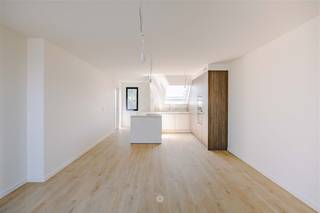 <p><span>Exclusieve duplex penthouse met zonneterras en panoramisch uitzicht</span></p><p><span> </span></p><p><span>Op de bovenste verdieping van residentie Mude, vinden we deze stijlvolle en energiezuinige penthouse met drie slaapkamers en een prachtig zonneterras. Bent u op zoek naar ruimte, licht en comfort met een hoogwaardige afwerking? Dan is deze instapklare penthouse misschien iets voor u! </span></p><p><span> </span></p><p><span>De belangrijkste troeven in een notendop: </span></p><ul><li><span>Zuidwestelijk georiënteerd terras met open zicht </span></li><li><span>Instapklaar en volledig geschilderd </span></li><li><span>Drie volwaardige slaapkamers </span></li><li><span>Twee badkamers voorzien van alle comfort</span></li><li><span>Private fietsenstalling met laadpunt voor elektrische fiets </span></li><li><span>Energiezuinige nieuwbouw </span></li></ul><p><span> </span></p><p><span>Indeling: </span></p><p><span>Inkomhal met gastentoilet, ruime en lichtrijke leefruimte met luxueuze open keuken en directe toegang tot het zuidwestgerichte terras. Aansluitend vind je een praktische berging/wasplaats, een eerste badkamer met douche en ligbad, en twee comfortabele slaapkamers. </span></p><p><span>Op de bovenverdieping treffen we een nachthal, een tweede badkamer en een derde slaapkamer. </span></p><p><span> </span></p><p><span>Wie vandaag kiest voor wonen in deze buurt, kiest niet alleen voor comfort, maar ook voor een strategische investering in een opkomende stadswijk. </span></p><p><span> </span></p><p><span>Belangrijk: </span></p><p><span>Richtprijs: 399.999,00 euro</span></p><p><span>Mogelijkheid tot aankoop aan 6% btw, mits voldaan aan de geldende voorwaarden. </span></p><p><span> </span></p><p><span>Interesse? Neem contact op met Axel Lenaerts makelaars voor meer informatie of een bezoek ter plaatse!</span></p>
