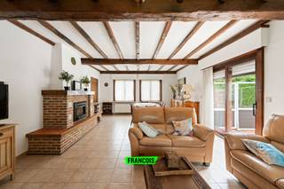 In de rustige en gegeerde Jean Jaureslaan stellen wij met trots deze charmante alleenstaande villa te koop voor. De woning is gelegen in een doodlopende straat, binnen een serene en exclusieve residentiële omgeving. Het bruisende stadscentrum bevindt zich op korte wandel- of fietsafstand, waardoor u hier geniet van een ideale combinatie tussen rust en bereikbaarheid.<br /><br />Bij het binnenkomen wordt u verwelkomd in een inkomhal die toegang geeft tot de aangename en ruime leefruimte. De woonkamer en eetplaats sluiten mooi op elkaar aan en creëren samen een warme, open leefomgeving. Aansluitend bevindt zich de keuken, met zicht op de fraai aangelegde tuin. De woning beschikt bovendien over een ruime garage, ideaal voor het parkeren van een wagen en het stockeren van fietsen en materiaal.<br /><br />Verder omvat de woning twee comfortabele slaapkamers en een verzorgde badkamer, uitgerust met een lavabomeubel, toilet en inloopdouche, wat zorgt voor dagelijks comfort.<br /><br />De zolder is vandaag niet ingericht als woonruimte, maar vormt een waardevolle extra zone binnen de woning. Deze ruimte kan desgewenst worden omgevormd tot bijkomende kamers, een hobbyruimte of extra berging, afhankelijk van uw noden en toekomstplannen. Hierdoor ontstaat er extra flexibiliteit om de woning verder uit te breiden of te personaliseren.<br /><br />De villa verkeert in een zeer verzorgde en goed onderhouden staat. Daarnaast is ze uitgerust met dubbele beglazing, een geïsoleerd dak en een condenserende gasketel, wat bijdraagt aan het wooncomfort en de energie-efficiëntie.<br /><br />De woning beschikt bovendien over een logiesdecreetnummer, waardoor ze perfect kan worden gebruikt als vakantiewoning of voor toeristische verhuur. Dankzij de uitstekende ligging en de royale ruimtes vormt dit een bijzonder interessante investeringsopportuniteit.<br /><br />Buiten geniet u van een mooi aangelegde tuin, waar het heerlijk vertoeven is tijdens zonnige dagen, ideaal om te ontspannen of gasten te ontvangen.<br /><br />Bent u op zoek naar een rustig gelegen woning met een uitstekende ligging nabij het centrum? Plan dan vandaag nog uw bezoek en ontdek het potentieel van deze eigendom.<br /><br />