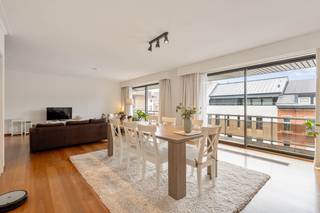 Ruim en lichtrijk appartement van 140 m² met twee terrassen, parking en kelder in hartje Leuven<br /><br />Op een toplocatie in de Vital Decosterstraat, midden in het bruisende centrum van Leuven en toch verrassend rustig gelegen bevindt zich dit uitzonderlijk ruime appartement van 140 m² op de derde verdieping.<br /><br />Bij het binnenkomen valt meteen de overvloedige natuurlijke lichtinval op. Via de inkomhal bereiken we de royale leefruimte met grote raampartijen, de keuken (ook bereikbaar via de leefruimte en de drie kamers met de badkamers. Dit appartement biedt een aangename woonbeleving. Dankzij de ligging aan een lager plat dak heeft dit een bijzonder rustig en open karakter. Daarnaast beschikt het appartement over een tweede terras aan de 3 kamers en een klein terras aan de keuken<br />De grote keuken biedt alle comfort en voldoende plaats om uitgebreid te koken en gezellig te tafelen.<br /><br />Het appartement is steeds goed onderhouden en is instapklaar, al biedt een opfrissing de mogelijkheid om het volledig naar eigen smaak in te richten en de waarde verder te verhogen.<br />Troeven<br />✔ Ruime bewoonbare oppervlakte van 140 m²<br />✔ Zeer lichtrijke leefruimte<br />✔ Twee aangename terrassen<br />✔ Drie slaapkamers en twee badkamers<br />✔ Grote, functionele keuken<br />✔ Ondergrondse autostaanplaats inbegrepen<br />✔ Privatieve kelder<br />✔ Rustige ligging ondanks de centrale locatie<br />✔ Op wandelafstand van winkels, restaurants, openbaar vervoer en alle stadsvoorzieningen<br />Een zeldzame kans voor wie op zoek is naar een ruim appartement met veel licht, comfort en buitenruimte, op een absolute toplocatie in het centrum van Leuven.  (momenteel is het appartement verhuurd)<br />Bel 016/23.90.80. of boek een bezoekmoment in via onze website.