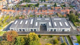 Gloednieuwe KMO-unit met een oppervlakte van <strong>448 m² </strong>te koop. Fantastisch gelegen op slechts 500 m van de <strong>N9 </strong>met een vlotte verbinding naar de <strong>expressweg </strong>Eeklo. <br /><br />De casco opslagruimte met een vrije hoogte van 6 m is toegankelijk via een automatische sectionale poort met een afzonderlijke toegangsdeur. De geïsoleerde loods is verder uitgerust met een lichtstraat met rookluiken. De polybetonvloer biedt een duurzame basis voor diverse opslagbehoeften. Daarnaast zijn er <strong>ramen </strong>aanwezig, die ideaal zijn om een kantoorruimte te creëren. Ook is er een regenwaterpomp voorzien alsook een basis zekeringskast. Ruime parkeer- en manoeuvreerruimte op de verharde site. De loods maakt deel uit van het gloednieuwe project " <strong>ZONE CENTRUM</strong> ". Ook andere oppervlaktes beschikbaar. <strong>Beschikbaar bij notariële akte</strong>. Tevens een zeer interessante investering om te verhuren.<br /><br />Contacteer <strong>PANORAMA B2B</strong> voor bijkomende (technische) inlichtingen, plannen of een vrijblijvend plaatsbezoek <strong>0477 02 09 02</strong>.