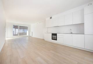 Spacieux appartement de 97m² dans une petite copropriété de seulement 5 appartements. L'appartement dispose d'une grande salle de séjour de...