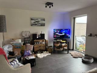 Nieuwbouwwoning bestaande uit: inkom met gastentoilet, ruime woonkamer met zicht op tuin met tuinhuis, grote berging waar wasmachine, droogkast etc kan staan.<br />Boven zijn er 4 slaapkamers, 2 badkamers (één met bad en één met inloopdouche), toilet.<br />Naast het huis is er pakeerplaats voor 2 auto's, waarvan 1 on de carport kan.<br />Elektrisch laadpunt aanwezig.<br />EPC: 35 kWh.<br />Vrij vanaf 01/12/2026.<br />Maandelijkse huurprijs: 1.350,00 EUR.
