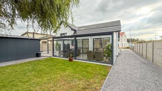 <p>Bij ImmoFusion 7/7 “open huis” : klik op onze 3D-TOUR.</p>
<p>Ervaar vastgoed alsof je er zelf doorloopt!<br /><br /></p>
<p>Stap binnen in deze prachtig gerenoveerde woning uit 2024, gelegen in een rustige doodlopende straat langs het kanaal van Beringen. Met een bewoonbare oppervlakte van 256 m² op een perceel van 758 m² voelt dit huis als quasi nieuwbouw, maar met de charme van een ruime villa die direct instapklaar is.<br /><br /></p>
<p>Bij binnenkomst wordt u verwelkomd in een ruime, lichte inkomhal met een praktische vestiairekast. Aan de voorkant bevindt zich een bureau dat perfect kan dienen als kantoorruimte of als gelijkvloerse zesde slaapkamer van 17 m². Vanuit de hal loopt u door naar de royale open leefruimte van in totaal 60 m², waarin de woonkamer, eetruimte en de riante keuken naadloos in elkaar overvloeien. Grote ramen zorgen voor een overvloed aan natuurlijk licht, en vanuit de keuken heeft u zicht op de volledig aangelegde en omheinde tuin. De keuken, volledig vernieuwd in 2024, combineert modern design met een praktische indeling en biedt alles wat een kookliefhebber zich kan wensen.</p>
<p>De woning beschikt over drie badkamers, elk met een toilet, waardoor comfort en privacy gegarandeerd zijn voor het hele gezin. Aan de achterzijde werd een overdekt terras met glazen schuifwanden omgevormd tot extra leefruimte, ideaal om het hele jaar door van buiten te genieten. De ruime garage biedt daarnaast volop opslagruimte en praktische mogelijkheden.<br /><br /></p>
<p>Op de bovenverdieping bevinden zich vijf ruime slaapkamers en 1 dressing, elk met veel lichtinval. Alles in dit huis ademt kwaliteit: PVC-ramen en -deuren met dubbel glas, een volledig nieuw dak en energiezuinige voorzieningen met EPB-label A en een E-peil van 42. Zonnepanelen maken het plaatje compleet en zorgen voor een duurzaam en kostenbewust wooncomfort.<br /><br /></p>
<p>Gelegen aan een rustige, doodlopende straat aan het kanaal, biedt deze villa de perfecte balans tussen rust en bereikbaarheid. De volledig aangelegde en omheinde tuin zorgt voor privacy en veiligheid, ideaal voor kinderen of huisdieren. Dankzij de ruime indeling, hoogwaardige afwerking en moderne voorzieningen is dit huis geschikt voor gezinnen, thuiswerkers en iedereen die comfort, stijl en functionaliteit zoekt.<br /><br /></p>
<p>Pluspunten</p>
<ul>
<li>Volledige renovatie in 2024 = alles is nieuw!</li>
<li>Mogelijkheid tot 6 slaapkamers of aparte dressing</li>
<li>Ruim perceel van 758 m², volledig omheind en aangelegd</li>
<li>Straatbreedte van 20 meter = statig en ruim vooraanzicht</li>
<li>EPB-label A, E-peil 42 en zonnepanelen aanwezig</li>
<li>Gelegen in een rustige doodlopende straat aan het kanaal</li>
<li>Ruime garage en extra leefruimte via overdekt terras met glazen schuifwanden</li>
<li>Moderne afwerking met PVC ramen/deuren en nieuw dak</li>
</ul>
<p>Voor een bezoek of meer info, bel ons op 078/78.78.70, of kom gerust langs op ons kantoor. Steeds welkom!</p>