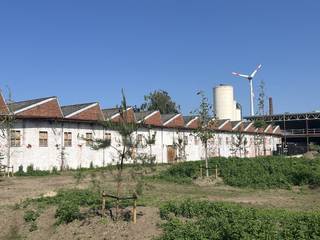 Unité PME de 297 m². Parc d'activités « RE|CORE », sur l'ancien site Recorsite. Ici, des unités PME d'une superficie allant de 256 m² à 433 m² sont proposées. Ces logements sont idéalement situés à proximité du Grand Anneau de Hasselt et de l'E313.Possibilité de mettre à disposition des bureaux (rez-de-chaussée ou hauteur). Les unités sont livrées à CASCO. Toute autre finition/ameublement peut être discutée avec le client. 1 parking privé est inclus. (voir plan du sol et de la façade, plan d'implantation, spécifications, liste de prix, brochure ci-jointe).Ces unités PME conviennent aux entrepôts, aux ateliers, aux salles d'exposition, aux zones de production,... qu'elles soient combinées ou non à des espaces de bureaux. Livraison prévue au premier trimestre 2025. L'unité 1, le bâtiment avant, qui surplombe le ring de Hasselt, offre 724 m² de bureaux en plus des 622 m² d'entrepôt.Les logements ont une hauteur libre d'au moins 6 m et sont équipés d'un portail sectionnel (4 m x 4,20 m), d'une lucarne avec volet anti-fumée, d'un sol en polybéton (d'une capacité de charge de 1 000 kg/m²), d'une détection d'incendie et d'une pompe à chaleur. Le parking privé est inclus. Il est également possible d'installer des panneaux solaires et de les connecter au réseau de chaleur. Les unités commerciales se conformeront aux réglementations PEB applicables aux bâtiments industriels.Prix de détail : 401.000, -EURCoût de raccordement au réseau de chauffage : 5 049, -EURLes documents pertinents sont également disponibles sur notre site Web www.dewaele.comInfos : catherine.colson@dewaele.com | 0473/85.10.04