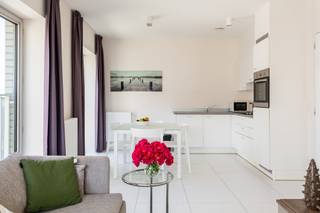 Op een toplocatie in de 'Lichttoren' in Antwerpen vindt u dit modern appartement op de 2de verdieping. Dankzij de grote raampartijen en de eigentijdse architectuur geniet u van een aangename lichtinval en directe toegang tot uw eigen terras; ideaal om helemaal tot rust te komen met een open gevoel midden in de stad.<br /><br />Het pand van 63m² is uiterst praktisch ingedeeld met twee volwaardige slaapkamers en een nette badkamer, waardoor u vlot wonen en eventueel een extra bureauruimte kan combineren. Dat het appartement zich in een modern en energiezuinig gebouw met lift bevindt, biedt bovendien een extra troef op vlak van zorgeloosheid en duurzaamheid, met een feilloze uitstraling en alle hedendaags comfort. De ligging nabij Park Spoor Noord is erg vlot bereikbaar, en dankzij de ondergrondse autostaanplaats (optioneel aan te kopen voor € 35.000) en de afgesloten kelderberging beschikt u over alle nodige gemakken in de stad, wat dit pand bijzonder geschikt maakt voor wie op zoek is naar instapklaar wooncomfort.