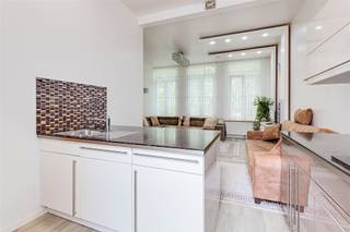 <p><span>Gerenoveerde kangoeroe-woning met 5 slaapkamers en 3 badkamers te koop in Antwerpen!</span><span> </span></p><p><span> </span></p><p><span>Gelegen op slechts enkele minuten </span><span>wandelen</span><span> van het </span><span>centrum van Antwerpen. Alles</span><span> bevindt zich op </span><span>wandelafstand</span><span>: winkels, supermarkten, horeca en ook het </span><span>Centraal Station</span><span> is vlot bereikbaar te voet. </span></p><p><span> </span></p><p><span>Deze woning werd grondig </span><span>gerenoveerd</span><span> </span><span>in 2015 </span><span>en omgevormd tot een </span><span>moderne kangoeroe-woning</span><span>. </span></p><p><span> </span></p><p><span>Op het </span><span>gelijkvloers</span><span> betreden we via de inkomhal aan de linkerkant de </span><span>ruime en lichtrijke living</span><span>, deze geeft ons direct toegang tot de </span><span>volledig geïnstalleerde open keuken</span><span>. </span></p><p><span>Vanuit de living kom je in de badkamer met een </span><span>douche, lavabo en toilet.</span><span> Daarnaast is er ook een </span><span>slaapkamer </span><span>gelegen.</span></p><p><span>Vanuit de inkomhal is er aan de rechterkant een trap die ons toegang geeft tot de </span><span>tweede woonunit</span><span>. </span></p><p><span>We komen eerst op de </span><span>tussenverdieping</span><span> waar we een </span><span>ruime badkamer</span><span> hebben met een </span><span>douche en toilet</span><span>. </span></p><p><span>Op de </span><span>eerste verdieping</span><span> is er een </span><span>ruime living</span><span> met veel </span><span>lichtinval</span><span>. Zoals op het gelijkvloers, is er hier een zeer mooie </span><span>open keuken</span><span> die </span><span>volledig geïnstalleerd</span><span> en </span><span>zeer modern</span><span> ingericht is. Deze geeft toegang tot </span><span>een terras</span><span>. </span></p><p><span>Bij het betreden van de trap krijgen we tenslotte toegang tot de </span><span>2 ruime slaapkamers</span><span> en een </span><span>apart toilet</span><span>. </span></p><p><span> </span></p><p><span>Indeling:</span></p><p><span> </span></p><p><span>- </span><span>Kelder</span><span>: voorzien van 2 aparte meters</span></p><p><span>- </span><span>Gelijkvloers</span><span>: appartement met 1 slaapkamer, open keuken, badkamer met douche en toilet</span></p><p><span>- </span><span>Tussenverdieping</span><span>: ruime badkamer met douche en toilet</span></p><p><span>- </span><span>Verdieping 1</span><span>: ruime living, open keuken en terras</span></p><p><span>- </span><span>Verdieping 2</span><span>: 2 ruime slaapkamers en een apart toilet</span></p><p><span> </span></p><p><span>Bijzonderheden</span><span>:</span></p><p><span> </span></p><p><span>- Gerenoveerd in 2015</span></p><p><span>- Kelder met 2 aparte meters</span></p><p><span>- Ingericht als kangoeroe-woning</span></p><p><span>- CV op gas</span></p><p><span>- Dubbele beglazing met PVC</span></p><p><span>- Terras</span></p><p><span>- Centrale ligging</span></p><p><span> </span></p><p><span>Ben jij geïnteresseerd in deze woning te koop in Antwerpen, ben je op zoek naar ander vastgoed of wens je de waarde van jouw eigendom te kennen? Dan ben je bij BOLT immo aan het juiste adres! Wij helpen jou graag verder.</span><span> </span></p><p><span> </span></p><p><span> </span></p><p><span> </span></p>