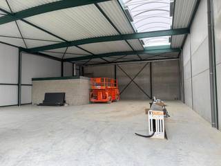 <strong>TECHNISCH<br /></strong><span>EXCL. BASISPAKKET UITRUSTINGEN</span><br /><strong><br /></strong>Nutsaansluitingen:<br />• Elektrisch<br />• Collectieve HS cabine van X KVA<br />• Gemeenschappelijk tellerlokaal<br />• 25D60 Tellerkast per unit, incl. teller van de nutsmaatschappij<br />• EXVB bekabeling vanuit dit tellerlokaal tot in de unit<br />• Water<br />• Gemeenschappelijk tellerlokaal<br />• Privatieve watertellers per unit<br />• Waterleiding in PE vanuit dit tellerlokaal tot in de unit<br />• Coax kabel, fiber kabel vanaf openbaar net tot in de unit<br /><br /><span>In elke unit:<br /></span><br />• Aansluitingsplaat in multiplex<br />• ALSB met differentiaal &amp; zekering<br />• Aardingspin<br />• Analoge brandcentrale incl. optische rookmelders (voor een leeg magazijn), handmelder en sirene<br />• Ledstraler boven de poort als buitenverlichting<br />• Elektrische aansluiting en indienststelling RWA koepel<br />• Elektrische aansluiting en indienststelling sectionaalpoort<br />• Wachtbuis voor plaatsing laadpaal aan parking<br />• Wachtbuis voor regenwaterrecuperatie (excl. pomp).<br />* maximaal een nuttige belasting van 5 kg/m²<br />- In elke loods is een zelfdragende achtwandige gebogen lichtstraat voorzien waarvan de beplating bestaat uit holle polycarbonaat spouwplaten (U-waarde 1,2 W/m²K). Deze hebben een opale uitvoering met een<br />plaatdikte van 2 x 10mm.<br />- Structuur + dak is voozien voor het plaatsen van PV installatie met max. belasting van 15 kg/m².