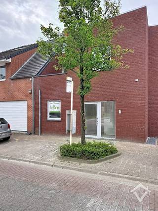 Deze prachtige woning is gelegen in het rustige Ichtegem en beschikt over een tuin en een gezellig terras waar je heerlijk kunt genieten van de buitenlucht. De woning is voorzien van een garage waar je uw auto veilig kunt parkeren.<br /><br />Indeling gelijkvloers: Inkom - toilet - woonkamer - berging - keuken - tuin - terras en afzonderlijke garage.<br /><br />Indeling eerste verdieping: nachthal - badkamer - 3 slaapkamers - terras - toilet<br /><br />EPC: woning in aanbouw <br /><br />Prijzen zijn exclusief aansluitingskosten, exclusief kosten EPB en opmetingskosten, exclusief registratierechten op de grondwaarde en exclusief BTW op de constructiewaarde. <br /><br />6% BTW mogelijk indien voldaan aan de voorwaarden.