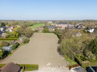 In een rustige en groene straat te Sleidinge, vlak bij het centrum, vind je dit uitzonderlijke perceel bouwgrond van 4.746 m² langs de...