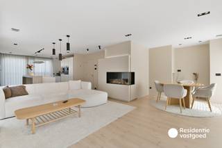 Volledig gerenoveerd appartement te huur te Bredene-dorp. Het appartement combineert comfort en hoogwaardige afwerking op een uitstekende locatie. <br /><br />Bij binnenkomst is er een praktische vestiaire. De tussenverdieping beschikt over op maat gemaakte kasten. De eerste verdieping bestaat uit een lichtrijke leefruimte met een open keuken uitgerust met alle toestellen. Verder is er een praktische berging met toegang tot het ruim terras, waar je geniet van een prachtig verzicht op velden.<br /><br />Tussen de eerste en de tweede verdieping, kan je een apart toilet terugvinden. De tweede verdieping biedt drie slaapkamers, waarvan één met een mezzanine en plafondhangmat en een andere met een dressing. De zolder is ingericht met alle technische installaties.<br /><br />Centrale verwarming op aardgas - Maandelijkse huurprijs: €1.250 - Beschikbaar vanaf 01/12/2026 - EPC 109 kWh/ (m² jaar) - label B - Ref. OU29219.<br /><br />Interesse? Plan vandaag nog jouw bezoek!