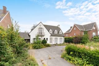 Charmante te renoveren villa/af te breken villa met bouwvergunning voor 8 appartementen en 12 staanplaatsen. Ideale commerciële ligging nabij...