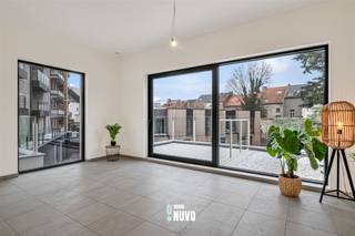 <p><span>BEN-nieuwbouw 2 slaapkamer appartement in hartje Aalst!<br /><br /></span><span>Den Botanikken Hof is een renovatie en nieuwbouw mix in het centrum van Aalst aan het recent vernieuwde Bauwensplein, op amper 3 minuten van het station en op nog geen 5 minuten van de mooiste winkelstraat.<br /><br />Dit appartement C1.2 is gelegen op de eerste verdieping en heeft zicht op de binnentuin.  Praktische inkomhal met afzonderlijk toilet, 2 slaapkamers waarvan 1 men ensuite ingerichte badkamer, lichtrijke leefruimte uitgevend op het terras (11m²), volledig ingerichte keuken met eiland en aansluitend een berging.  Het terras geeft uit op de binnentuin.<br /><br />Extra troeven:</span></p><ul><li><span>U geniet van 50 % korting op de onroerende voorheffing gedurende 5 jaar lang</span></li><li><span>Lage energiefacturen dankzij Bijna Energie Neutraal appartement</span></li><li><span>2 zonnepanelen</span></li><li><span>Kelderberging</span></li><li><span>Overdekte fietsenstalling</span></li></ul><p><span> </span></p><p><span><br />Verplichte aankoop van een ondergrondse autostaanplaats: (P16) € 25.500<br /><br />Aankoop onder registratierechten.<br /><br />Voor meer informatie of een bezoek, contacteer Tiebe op 0468 26 61 85 of mail Tiebe@immonuvo.be</span></p><p><span> </span></p>