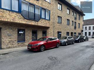 In het volle centrum, op een boogscheut van de Markt van Waregem, treffen we deze mooie commerciële ruimte.Het vroegere notariskantoor is ideaal voor...