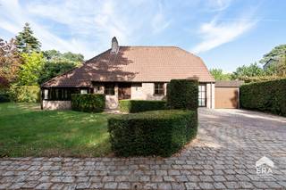 br&gt;Bent u op zoek naar een charmante woning met karakter, ruimte én mogelijkheden? Dan is deze woning zeker een bezoek waard. De woning bevindt zich in een rustige en aangename omgeving en staat op een mooi perceel van maar liefst 1.410 m². <br />U kan genieten van een vlotte verbinding naar de omliggende gemeenten. Dankzij de goede bereikbaarheid zijn zowel het centrum van Mol en belangrijke verbindingswegen vlot bereikbaar.<br />U woont hier rustig en groen, terwijl winkels, scholen, dagelijkse voorzieningen en ontspanningsmogelijkheden zich op wandelafstand bevinden.<br /><strong>Troeven:</strong>
<ul><li>Karaktervolle en charmante woning</li><li>Ruim perceel van 1.410 m²</li><li>Ruime, aangelegde tuin</li><li>3 slaapkamers, waarvan 1 gelijkvloers</li><li>Extra polyvalente ruimte op het gelijkvloers, mogelijkheid om deze ruimte in te vullen volgens eigen wensen</li><li>Instapklaar met nog mogelijkheden om verder naar eigen smaak aan te passen</li><li>EPC-label C (236 kWh/m²) - geen renovatieverplichting</li><li>Rolluiken aanwezig</li><li>Rustige en aangename woonomgeving</li><li>Vlotte bereikbaarheid (Zuiderring N71 nabij)</li><li>Ideale combinatie van wooncomfort, ruimte en mogelijkheden</li></ul>
Een woning met karakter, een uitzonderlijk ruim perceel en vooral heel wat potentieel. Kom zelf de charme, ruimte en mogelijkheden van deze woning ontdekken.