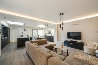 Volledig gerenoveerde woning te koop in het centrum van Berchem (Kluisbergen), waar kwaliteit, ruimte en energiezuinig wonen centraal staan. Deze woning werd zeer grondig en met oog voor detail vernieuwd, met duurzame materialen en moderne technieken. U geniet van vloerverwarming op het gelijkvloers, domotica, zonnepanelen en een waterverzachter. De hoogwaardige keuken met toestellen van Miele vormt samen met de lichtrijke leefruimte het hart van de woning.<br /><br />Via de inkomhal met vestiaire en apart toilet bereikt u de open leefruimte met keuken, aangevuld met een praktische wasplaats en een inpandige garage. Op de eerste verdieping bevinden zich twee ruime slaapkamers, waarvan één met dressing, en een volledig uitgeruste badkamer met douche, bad, dubbel lavabo en toilet. De tweede verdieping biedt een zolderruimte met potentieel, waar mits het plaatsen van een vaste trap extra kamers kunnen worden gecreëerd.<br /><br />Buiten geniet u van een uitzonderlijk grote tuin in het centrum, aangevuld met een grote tuinberging. Ideaal voor wie rustig wil wonen met alle voorzieningen dichtbij. Avelgem, Oudenaarde en Ronse liggen op slechts 15 minuten, wat zorgt voor een vlotte verbinding in de regio.<br /><br />De woning is zeer kwalitatief gerenoveerd en instapklaar, met nog enkele afwerkpunten die u de mogelijkheid bieden om deze verder naar eigen smaak af te werken.<br /><br />Meer info of plan je bezoek: [wim@immobeguin.be](mailto:wim@immobeguin.be)<br />Te koop via Immo Beguin, uw vastgoedexpert sinds 2009, met kantoren in Ronse, Waregem, Kortrijk, Deinze, Doornik en Lessen.