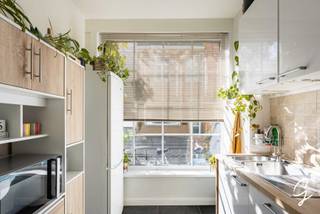 TE KOOP – LEDEBERG<br />Contacteer Bruno voor een afspraak of meer informatie via 0495 12 20 64<br /><br />Gelegen in de Jozef Vervaenestraat 63 presenteren wij een charmant gerenoveerde woning met alle hedendaags comfort. Dankzij de centrale ligging, op wandelafstand van zowel de Gentbrugse Meersen als het centrum van Gent, combineert u hier wooncomfort met een uitstekende bereikbaarheid. Belangrijke uitvalswegen en openbaar vervoer liggen vlakbij. Dagelijkse voorzieningen zoals een grootwarenhuis, slagerij en bakkerij bevinden zich eveneens op loopafstand.<br /><br />Vanuit de inkomhal komt u in een aangename keuken die achteraan overgaat in een ruime leefruimte met zithoek. Achter de woning ligt een rustige buitenruimte. Op de eerste verdieping vindt u de badkamer en één comfortabele slaapkamer. Op de derde verdieping liggen nog twee slaapkamers. Daarnaast is er een zolder die als berging kan dienen.<br /><br />De woning is volledig gerenoveerd en energetisch goed uitgerust. Ze beschikt over een zeer gunstig EPC-label, de elektriciteit is conform en de woning is asbestveilig.Alle documenten zijn beschikbaar op onze website, cornelis-goeman.be<br /><br />Wenst u graag een bezoek? Contacteer Bruno voor een afspraak of meer informatie via 0495 12 20 64