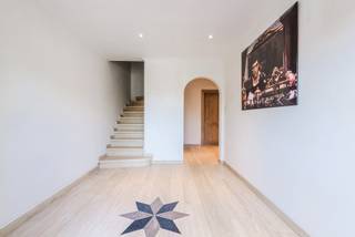 <p>Ontdek deze bijzonder ruime en perfect onderhouden woning met tal van mogelijkheden, ideaal voor zowel een gezin als een vrij beroep of thuiswerk!</p>
<p>Bij het betreden van de woning komt u in een royale inkomhal met geïntegreerde bureauruimte en vestiaire — perfect voor wie wonen en werken wil combineren. Van hieruit heeft u toegang tot de ruime garage met automatische rolpoort. Achteraan bevindt zich een praktische en grote wasruimte, een fraaie badkamer en een polyvalente kamer die zich leent tot diverse invullingen (praktijkruimte, hobbykamer, extra slaapkamer…). Deze verdieping biedt bovendien directe toegang tot de mooi aangelegde tuin en het terras.</p>
<p>Op de eerste verdieping geniet u van een lichtrijke en ruime leefruimte met geïntegreerde keuken en een gezellige haardpartij. Deze vloeit naadloos over in de veranda, uitgerust met zonnescreen, en het aansluitende overdekte terras. Het terras beschikt over een stijlvol lamellendak dat u naar wens open of dicht kan zetten — ideaal om het hele jaar door te genieten. Verder vindt u op deze verdieping een apart toilet en een luxueuze, ruime badkamer met massagedouche, dubbele wastafel en een royaal ligbad.</p>
<p>De slaapverdieping omvat twee volwaardige ruime slaapkamers en een kinderkamer, allen bereikbaar via de nachthal. Daarnaast is er een praktische garderobekast en een ruim toilet met bidet, met de mogelijkheid om dit om te vormen tot een extra douchekamer.</p>
<p>Deze instapklare woning combineert ruimte, comfort en flexibiliteit op een uitstekende locatie met vlotte bereikbaarheid en voldoende parkeergelegenheid. Een unieke kans voor wie op zoek is naar een veelzijdig eigendom met karakter!</p>