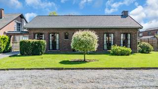 <p>Welkom aan de Beukenhoflaan 25, waar deze <strong>gelijkvloerse woning uit 1970</strong> u meteen zal verrassen door haar ruimte en uitstekende ligging. Gelegen in een rustige en gegeerde buurt, woont u hier in alle comfort met vlotte verbindingen naar Hasselt en omliggende gemeenten.<br /><br /></p>
<p>Met een bewoonbare oppervlakte van <strong>185 m²</strong> biedt deze woning tal van mogelijkheden voor wie op zoek is naar ruimte en een praktische indeling. De woning beschikt over <strong>3 volwaardige slaapkamers</strong> en is volledig gelijkvloers ingericht, wat zorgt voor extra wooncomfort.<br /><br /></p>
<p>Dankzij een <strong>EPC Label D</strong> is er <strong>geen renovatieverplichting</strong>, wat deze woning extra interessant maakt voor wie zonder tijdsdruk wil investeren of moderniseren naar eigen smaak.<br /><br /></p>
<p>Deze eigendom combineert een sterke ligging met een solide basis — ideaal voor gezinnen, koppels of wie graag alles op één niveau wenst.<br /><br /></p>
<p>Interesse of een bezoek plannen?<br />Contacteer <strong>Lieselotte</strong> via 0493 56 87 30<br /><br /></p>
<p><strong><span><span>We Invest Demervallei - </span></span></strong>Vastgoed Anders Bekeken</p>