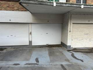 Deze afgesloten garagebox is gelegen in een afgesloten Residentie genaamd 'Flora' nabij de Zeedijk te Oostende-Mariakerke.Via een automatische poort...