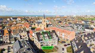 Ruim duplexappartement(EPC B!) met 3 slaapkamers, 2 badkamers en 2 zonnige terrassen in Westende: optie aankoop garage<br /><br />Dit prachtige duplexappartement met EPC-label B is gelegen in de Julien Soetaertstraat in Westende-Dorp en beschikt over een bewoonbare oppervlakte van maar liefst 109 m². Dankzij de doordachte indeling, de drie volwaardige slaapkamers, de twee badkamers en de twee zonnige terrassen biedt dit appartement een ideale combinatie van comfort, licht en buitenruimte.<br /><br />Op het eerste niveau vindt u de ruime leefruimte, die in verbinding staat met een van de terrassen, perfect voor gezellige momenten buiten of om van de zon te genieten. De open keuken is functioneel ingericht en vormt het centrale punt voor koken en samenzijn. alsook zijn er op dit niveau 2 slaapkamers, een badkamer en een ruime (was)berging.<br /><br />Op het bovenste niveau bevindt zich een volwaardige slaapkamer met ensuite badkamer, waardoor het appartement zeer geschikt is voor gezinnen, gasten of als tweede verblijf aan de kust. Daarnaast is er nog een ruim tweede terras, ideaal om in alle rust van buitenlucht te genieten.<br /><br />Dankzij de royale oppervlakte, de duplexindeling en de centrale ligging in Westende is dit appartement zowel geschikt als vaste woonst, tweede verblijf of investering.<br /><br />Er is de mogelijkheid om een garage te kopen bij het appartement in de residentie.<br /><br />Voor meer informatie of een bezoek kunt u contact opnemen met Inti op inti@immofrancois.be of 0499 74 89 74.<br /><br />