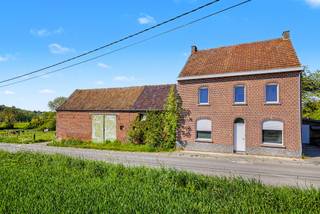 Deze ruime te renoveren woning van 187 m² biedt enorm veel potentieel en charme. De indeling omvat een lichtrijke leefruimte, achterplaats en keuken. Op de verdieping bevinden zich drie ruime slaapkamers en een bijzonder grote badkamer. Opvallend zijn de hoge plafonds en de overvloedige lichtinval, die het karakter van de woning extra versterken. Bovendien beschikt de woning over een vaste trap naar een ruime zolder van 68 m², ideaal om extra leefruimte te creëren, evenals een praktische kelder.
Op de eigendom bevindt zich ook de mysterieuze motteheuvel, de historische plek waar ooit een mottekasteel stond, wat deze eigendom een uniek en bijzonder karakter geeft. Verder omvat het geheel een open loods van 225 m², een schuur en verschillende stallingen met een gezamenlijke oppervlakte van meer dan 300 m². Het aanpalende weiland is vrij van pacht en biedt een prachtig uitzicht op de eigen gronden en het omliggende landschap.
Dankzij de vele renovatiemogelijkheden, de uitzonderlijke ruimte en de unieke ligging is dit de ideale plek voor wie droomt van wonen in alle rust, omringd door natuur, open vergezichten en een vleugje geschiedenis.
Voor meer info of een bezoek: contacteer Sophie op 0496/71.50.59.