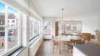 Prachtig en recent twee-slaapkamerappartement gelegen in een stijlvolle residentie (bouwjaar 2013), op een uiterst centrale ligging in de Paul Parmentierlaan te Knokke, op wandelafstand van de Lippenslaan, talrijke handelszaken en met een vlotte bereikbaarheid dankzij tram- en treinverbindingen in de nabijheid.<br /><br />Dit energiezuinige appartement (EPC label A) beschikt over een conforme elektrische installatie en is volledig asbestveilig.<br /><br />Indeling: verzorgde inkomhal met gastentoilet, aangename en lichtrijke leefruimte dankzij de grote raampartijen, uitgevend op een zonnig georiënteerd terras. De leefruimte is afgewerkt met een kwalitatieve parketvloer en straalt een warme, hedendaagse sfeer uit. Open, volledig uitgeruste keuken met alle moderne comfort, aansluitend een praktische berging. Verder beschikt het appartement over twee volwaardige slaapkamers en een smaakvol ingerichte badkamer.<br /><br />Zowel het appartement als het gebouw bevinden zich in een uiterst verzorgde en instapklare staat.<br /><br />Privatieve kelderberging aanwezig in het gebouw.<br /><br />Bezoeken? Graag na afspraak met Willem Cauwels op tel 050.89.27.70