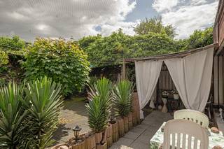Bent u op zoek naar een eigendom waar wonen en werken perfect gecombineerd kunnen worden?<br />Dan is deze veelzijdige winkelruimte met ruime woonst en prachtige tuin zeker een bezoek waard.<br /><br />De commerciële ruimte aan de voorzijde biedt tal van mogelijkheden voor diverse beroepsactiviteiten, zoals een winkel, kantoor, praktijkruimte of vrij beroep.<br />Bovendien beschikt deze over een praktische kelder die extra opslagmogelijkheden biedt.<br /><br />Het woongedeelte op het gelijkvloers omvat een ruime en lichtrijke woonkamer, meerdere toiletten, een volledig geïnstalleerde keuken, een badkamer met ligbad en een gezellige veranda met eetruimte die uitkijkt op de tuin.<br />Op de eerste verdieping bevinden zich drie volwaardige slaapkamers en een ruime dressing.<br />De tweede verdieping biedt een vierde slaapkamer en een zolderruimte die naar wens kan worden ingericht, bijvoorbeeld als hobbyruimte, bureau of extra opslagplaats.<br />Buiten geniet u van een mooie, groene en zonnige tuin waar het heerlijk vertoeven is in alle rust.<br /><br />Troeven van deze eigendom:<br />-Commerciële ruimte met diverse gebruiksmogelijkheden<br />-Kelder voor extra opslag<br />-Ruime en lichtrijke woonruimtes<br />-Geïnstalleerde keuken<br />-Badkamer met ligbad<br />-Veranda met eetgelegenheid<br />-4 slaapkamers + dressing<br />-Mogelijkheid tot bureau of praktijkruimte<br />-Zolderruimte<br />-Mooie groene en zonnige tuin<br /><br />Heeft u interesse of vragen? Contacteer ons via jeffrey@jurimmo.be of +32 474 04 13 26<br />