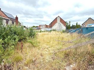 Terrain à bâtir avec potentiel pour 4 habitations au centre de Deerlijk, sous réserve de l’approbation urbanistique. L’emplacement...