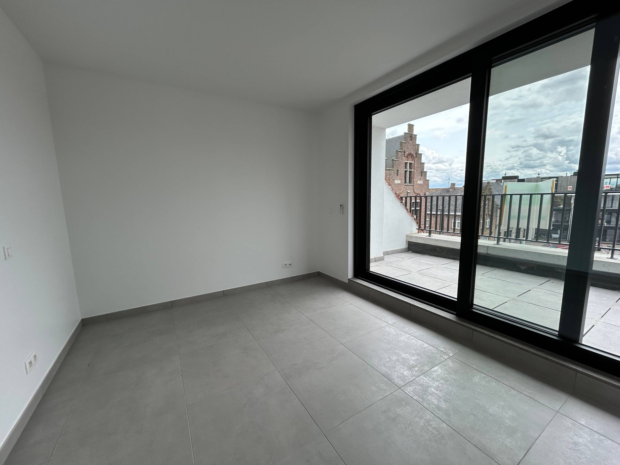 Zeer ruim appartement met 3 slaapkamers en prachtig terras gelegen op het plein van Handzame - foto 4