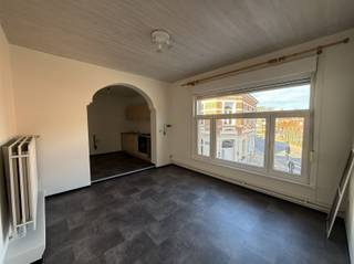 <p><span>Appartement in het centrum van Balen.</span></p><p><span>Dit aangenaam appartement is gelegen in het hart van Balen, op slechts 2 minuten van het station. </span></p><p><span>Dankzij de centrale ligging bevinden winkels, scholen en openbaar vervoer zich op wandelafstand.</span></p><p><span>Het appartement bevindt zich op de eerste verdieping. Er is geen lift, maar de trap is zeer gemakkelijk toegankelijk.</span></p><p><span>Binnenin vind je een lichtrijke woonkamer en een praktische keuken. Er zijn twee comfortabele slaapkamers, een badkamer met douche en een handige berging. </span></p><p><span>Daarnaast is er ook een voorziening om vuilbakken en fietsen netjes te stallen.</span></p><p><span>De ligging is bijzonder gunstig, ideaal voor wie graag centraal woont met alle voorzieningen in de buurt.</span></p><p><span>Geen gem.kosten.</span></p><p><span>Het appartement is dadelijk beschikbaar.</span></p><p><span> </span></p>