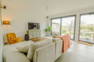 Energiezuinige nieuwbouwwoning in rustige buurt te IngooigemDeze sleutel-op-de-deurwoning biedt modern wooncomfort op een rustige, kindvriendelijke locatie in de Lindendries. De woning omvat een inpandige garage, inkomhal met toilet en een ruime leefruimte met open keuken en grote raampartij naar de tuin.Boven bevinden zich drie slaapkamers en een volledig uitgeruste badkamer met inloopdouche, bad, lavabomeubel en hangtoilet. Buiten zijn oprit, terras en afsluiting inbegrepen.De woning is bijzonder energiezuinig dankzij 14 zonnepanelen, vloerverwarming, ventilatiesysteem, en een regenwaterput van 10.000 L, met een E-peil tot maximum 19. Mogelijkheid tot plaatsing van warmtepomp. Met mogelijkheid inspraak materialen.(Foto's modelwoning) Afspraak via emiel@immobeguin.be