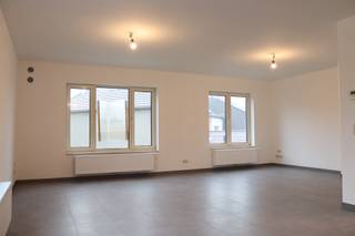 <p><span>Dit ruime appartement is gunstig gelegen in een rustige woonomgeving in Wetteren, op korte afstand van het centrum, winkels, scholen en openbaar vervoer. Ook de belangrijkste invalswegen zijn vlot bereikbaar.</span></p><p><span>Het appartement beschikt over een lichtrijke leefruimte van 22 m², een apart toilet, een praktische berging en een ingerichte douchekamer met douche, lavabomeubel en aansluitingen voor een wasmachine en droogkast.</span></p><p><span>Verder zijn er drie ruime slaapkamers van respectievelijk 14 m², 11 m² en 9 m². Achteraan het gebouw is tevens een privatieve garage ter beschikking.</span></p><p><span>Huurprijs: 825 per maand.<br />Gemeenschappelijke kosten: 25 per maand.</span></p><p><span>Het appartement is beschikbaar vanaf 01/10.</span></p>