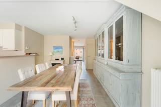 Zonnige duplex met twee terrassen en zijdelings zeezicht in Heist-aan-Zee<br />Deze verzorgde duplex, gelegen in een rustige straat vlak bij de zeedijk van Heist-aan-Zee.<br />Indeling:<br />Bovenverdieping met twee slaapkamers (waarvan één kinderkamer) en een badkamer<br />Aangename leefruimte met directe toegang tot een ruim, zuidgericht terras waar u heerlijk van de zon kunt genieten<br />Keuken aan de voorzijde met aansluitend een tweede terras met zijdelings zicht op zee<br />De grote raampartijen aan voor- en achterzijde zorgen voor een overvloed aan daglicht en creëren een open, luchtig gevoel in het hele appartement.<br />Pluspunten:<br />Kleinschalige residentie met slechts drie wooneenheden, wat zorgt voor extra rust en privacy<br />Inclusief kelderberging<br />Mogelijkheid tot aankoop van een ruime staanplaats op het gelijkvloers.<br /><br />Op wandelafstand van strand, winkels en gezellige eet- en drinkgelegenheden<br />Een ideale uitvalsbasis voor wie wil genieten van het kustleven in alle comfort.<br />Plan nu uw bezoek in!