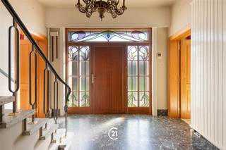 <p>In de charmante gemeente Lierde, pal aan de historische Kartuizersite, bevindt zich deze instapklare en uitzonderlijk ruime woning met een unieke, authentieke uitstraling.</p><p>De woning beschikt over maar liefst vijf volwaardige slaapkamers en kenmerkt zich door haar royale leefruimtes en overvloedige lichtinval. De volledig ingebouwde keuken sluit mooi aan bij het karakter van de woning. Daarnaast is er een aparte ruimte ideaal als bureau, perfect voor thuiswerk of zelfstandige activiteit.</p><p>De badkamer is praktisch ingericht en uitgerust met zowel een ligbad als een douche, wat zorgt voor optimaal comfort voor het hele gezin.</p><p>Buiten geniet u van een aangename tuin en een ruime voortuin met veel parkeergelegenheid, naast een garage.</p><p>Op technisch vlak is de woning uitgerust met verwarming op gas, zonnepanelen en een thuisbatterij, wat zorgt voor hedendaags comfort en energie-efficiëntie.</p><p>De ligging is bijzonder rustig, met een school en sportaccommodatie in de nabije omgeving, wat deze woning extra aantrekkelijk maakt voor gezinnen.</p><p>Een unieke kans voor wie op zoek is naar een statige, authentieke woning met uitstraling, ruimte en een uitzonderlijke ligging in een historisch kader.</p><p>Voor meer informatie of het inplannen van een bezoek kan u steeds contact opnemen met ons kantoor.</p>