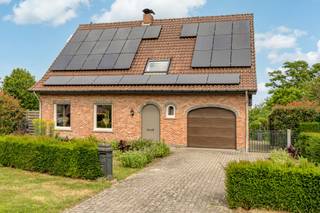 <strong>Instapklare woning met 4 slaapkamers op een perceel van 865 m²<br /></strong>4 slpks I zonnepanelen I EPC B I recent vernieuwd<br /><br /><strong>Zeer gunstig gelegen</strong> in een rustige verkaveling maar vlakbij het centrum met winkels, scholen en openbaar vervoer en met een vlotte bereikbaarheid naar omliggende gemeenten en NL<br /><br />Deze instapklare en energiezuinige woning werd <strong>in 2020 grotendeels vernieuwd </strong>en bestaat uit een inkomhal met vestiaire, een ruime en lichte leefruimte met vloerverwarming en een gezellige palletkachel en kijkt uit op groen. De ruime recente keuken werd ingericht met een groot gasvuur, een dampkap, twee combi-ovens, een koelkast en vaatwasser en geniet van heel wat kastruimte. Aansluitend hieraan een grote en handige berging en koele en droge voorraadkelder. Verder een gastentoilet, wasplaats/berging met aparte douche en een inpandige garage met automatische poort. <br /><br />Op de eerste verdieping treffen we <strong>4 </strong><strong>slaapkamers</strong> op een mooie tegelvloer en een recente en lichte badkamer die werd ingericht met een grote inloopdouche, een wastafel en spiegelkast en een aparte toilet op de nachthal.<br /><br />De woning werd in 2020 grotendeels vernieuwd door het plaatsen van <strong>nieuwe ramen, vloerverwarming beneden, badkamer boven, een nieuwe verwarmingsketel, keuken, vloeren en elektriciteits aanpassingen. </strong><br /><br />Deze aangename hoekwoning wordt omringd door groen en beschikt eveneens over een grote aparte garage van +/- 24 m² die bereikbaar is vanuit de zijstraat<br /><br />Zij werd tevens voorzien van <strong>33 zonnepanelen met groenestroomcertificaten </strong>waardoor men een laag energieverbruik heeft. En de koper nog enkele jaren kan genieten van een teruggave.<br /><br /><strong>Bijzonderheden:</strong><br />-Recent vernieuwd 2020<br />-Kruipkelder onder de woning<br />-33 zonnepanelen met groenestroomcertificaten (<strong>EPC B label)</strong>