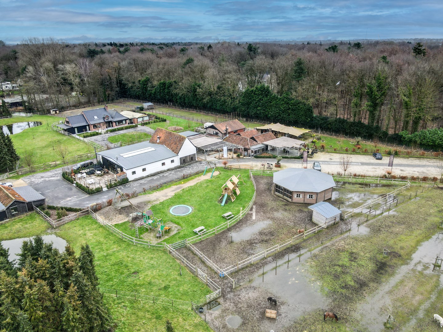 Exclusief domein met restaurant/feestzaal en luxueuze woning op 5 Ha te Torhout - foto 3