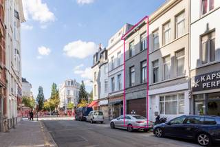 Deze te renoveren stadswoning aan de Belegstraat ligt centraal in Antwerpen, nabij de levendige Brederodestraat en het Zuid. Winkels, horeca, scholen en openbaar vervoer bevinden zich vlakbij, met een vlotte aansluiting op de Antwerpse Ring. Op het gelijkvloers vindt u een inpandige garage en een inkomhal met toegang tot de buitenruimte. De bovenliggende verdiepingen omvatten een ruime leefruimte, een keuken op de tussenverdieping, twee slaapkamers en een badkamer. De ruime kelders bieden extra opslagmogelijkheden. De woning vraagt een totaalrenovatie, maar biedt dankzij haar ruime volumes, centrale ligging, garage en buitenruimte een interessante basis om een stadswoning volledig naar eigen smaak in te richten.