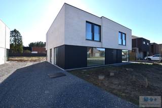 In een residentiële verkaveling te Laakdal, bevindt zich dit energiezuinig nieuwbouwproject bestaande uit 4 halfopen bebouwingen met modern...