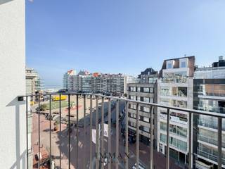 Dit appartement is ideaal gelegen op de Lippenslaan, nabij het Van Bunnenplein, en biedt een prachtig zijdelings zeezicht.Deze nieuwbouw omvat een...