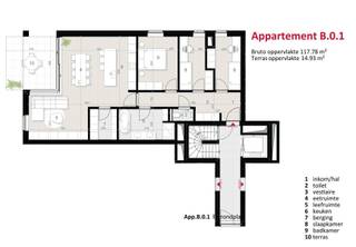 <p><strong>Ruim energiezuinig <span>gelijkvloers </span>nieuwbouwappartement met 3 slaapkamers, terras, warmtepomp, vloerverwarming en privatieve zonnepanelen.</strong></p>
<p>Op de hoek van de <strong>Spoorwegstraat en Bert Leysenlaan in Balen</strong> bevindt zich dit ruime en energiezuinige <strong>nieuwbouwappartement B.0.1</strong> met een bruto oppervlakte van <strong>117,78 m²</strong> en een aangenaam terras van <strong>14,93 m²</strong>.</p>
<p>Dit appartement combineert hedendaags wooncomfort met een praktische en ruimtelijke indeling. Dankzij de aanwezigheid van <strong>vloerverwarming met warmtepomp</strong> en <strong>privatieve zonnepanelen</strong> geniet u van een comfortabele woonervaring met aandacht voor energiezuinigheid, duurzaamheid en modern wonen.</p>
<p>Bij het betreden van het appartement komt u terecht in de <strong>inkomhal</strong>, die toegang geeft tot de verschillende ruimtes. Er is ruimte voorzien voor een <strong>vestiaire</strong>, wat zorgt voor een praktische ontvangstzone. Daarnaast beschikt het appartement over een <strong>apart toilet</strong>.</p>
<p>De ruime en lichtrijke <strong>leefruimte</strong> vormt het hart van het appartement en biedt voldoende plaats voor een gezellige zithoek. Aansluitend bevindt zich de <strong>eetruimte</strong>, waardoor er een open en aangename woonbeleving ontstaat. Vanuit deze leef- en eetruimte is er een vlotte verbinding met het terras, waardoor binnen- en buitenleven mooi in elkaar overvloeien.</p>
<p>De <strong>keuken</strong> sluit praktisch aan bij de leefruimte en kan nog volledig naar eigen smaak gekozen worden. Zo krijgt u de kans om de keukeninrichting af te stemmen op uw persoonlijke stijl en praktische wensen.</p>
<p>Verder beschikt het appartement over een <strong>praktische berging</strong>, ideaal als extra opbergruimte of technische ruimte.</p>
<p>De nachtruimte bestaat uit <strong>3 slaapkamers</strong>, waardoor dit appartement bijzonder geschikt is voor gezinnen, koppels die extra ruimte wensen of wie graag een afzonderlijke bureau-, hobby- of logeerkamer voorziet. De <strong>badkamer met ligbad en douche</strong> is ruim en praktisch ingedeeld. Ook de verdere afwerking, zoals de vloer, keuken en badkamer, kan nog naar persoonlijke voorkeur worden bepaald. Hierdoor krijgt u de mogelijkheid om het appartement volledig af te stemmen op uw eigen woonstijl.</p>
<p>Het terras van <strong>14,93 m²</strong> vormt een aangename buitenruimte waar u rustig kan genieten van een kop koffie of een aperitiefje. Dankzij de aansluiting op de leefruimte vormt het terras een mooie uitbreiding van het appartement.</p>
<p><strong>Troeven van dit appartement</strong></p>
<ul>
<li><strong>117,78 m² bruto woonoppervlakte</strong></li>
<li><strong>14,93 m² terras</strong></li>
<li><strong>3 slaapkamers</strong></li>
<li><strong>Badkamer met ligbad en douche</strong></li>
<li>Energiezuinige nieuwbouw</li>
<li>Vloerverwarming met warmtepomp</li>
<li>Privatieve zonnepanelen</li>
<li>Ruime leefruimte met aansluitende eetruimte</li>
<li>Rechtstreekse verbinding met het terras</li>
<li>Keuken nog naar eigen smaak te kiezen</li>
<li>Praktische berging</li>
<li>Badkamer en vloerafwerking nog personaliseerbaar</li>
<li>Centrale ligging in Balen</li>
<li>Gelegen op het gelijkvloers</li>
<li><strong>6% btw</strong> mogelijk mits voldaan wordt aan de wettelijke voorwaarden</li>
</ul>
<p><strong>Aankoopvoorwaarden</strong></p>
<p>Bij dit appartement is de aankoop van volgende zaken verplicht:</p>
<ul>
<li><strong>1 privatieve berging</strong> aan € 6.000 excl. btw</li>
<li><strong>1 parkeerplaats</strong> aan € 25.000 excl. btw</li>
</ul>
<p><span><strong>ACTIE: Snelle beslissers genieten tijdelijk van 50% korting op de aankoop van een tweede parkeerplaats</strong></span></p>