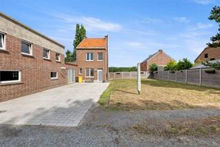 Op zoek naar een woning waar je helemaal je eigen stempel op kan drukken? Dan is deze charmante woning aan het Kerkplein 4 in Kortenaken precies...