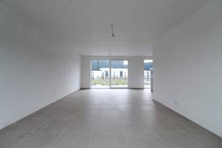 Op zoek naar een moderne, lichtrijke en energiezuinige woning?Deze nieuwbouwwoning, gelegen langs de Schaapbruggestraat in Roeselare, biedt alle...