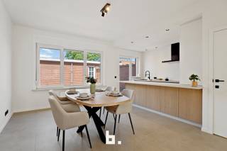 Comfort, stijl en een topligging – deze woning heeft het allemaal!In een rustige straat vlak bij scholen, supermarkten en met een vlotte verbinding...